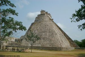 Ушмаль древний город майя в Мексике. Uxmal is an ancient Mayan city in Mexico.